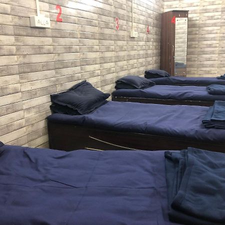 Charyana Hotel Ac Dormitory أحمد أباد المظهر الخارجي الصورة