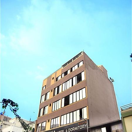 Charyana Hotel Ac Dormitory أحمد أباد المظهر الخارجي الصورة