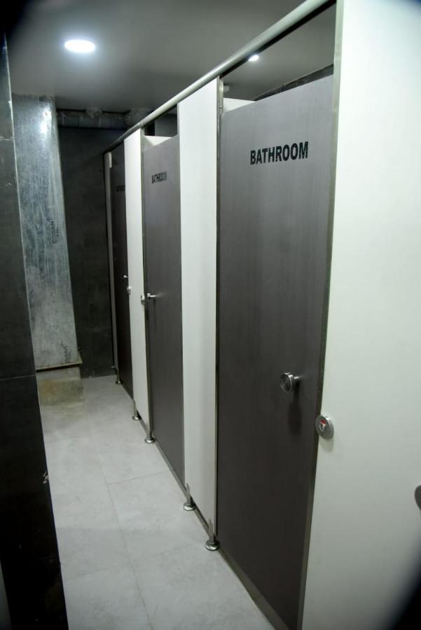 Charyana Hotel Ac Dormitory أحمد أباد المظهر الخارجي الصورة