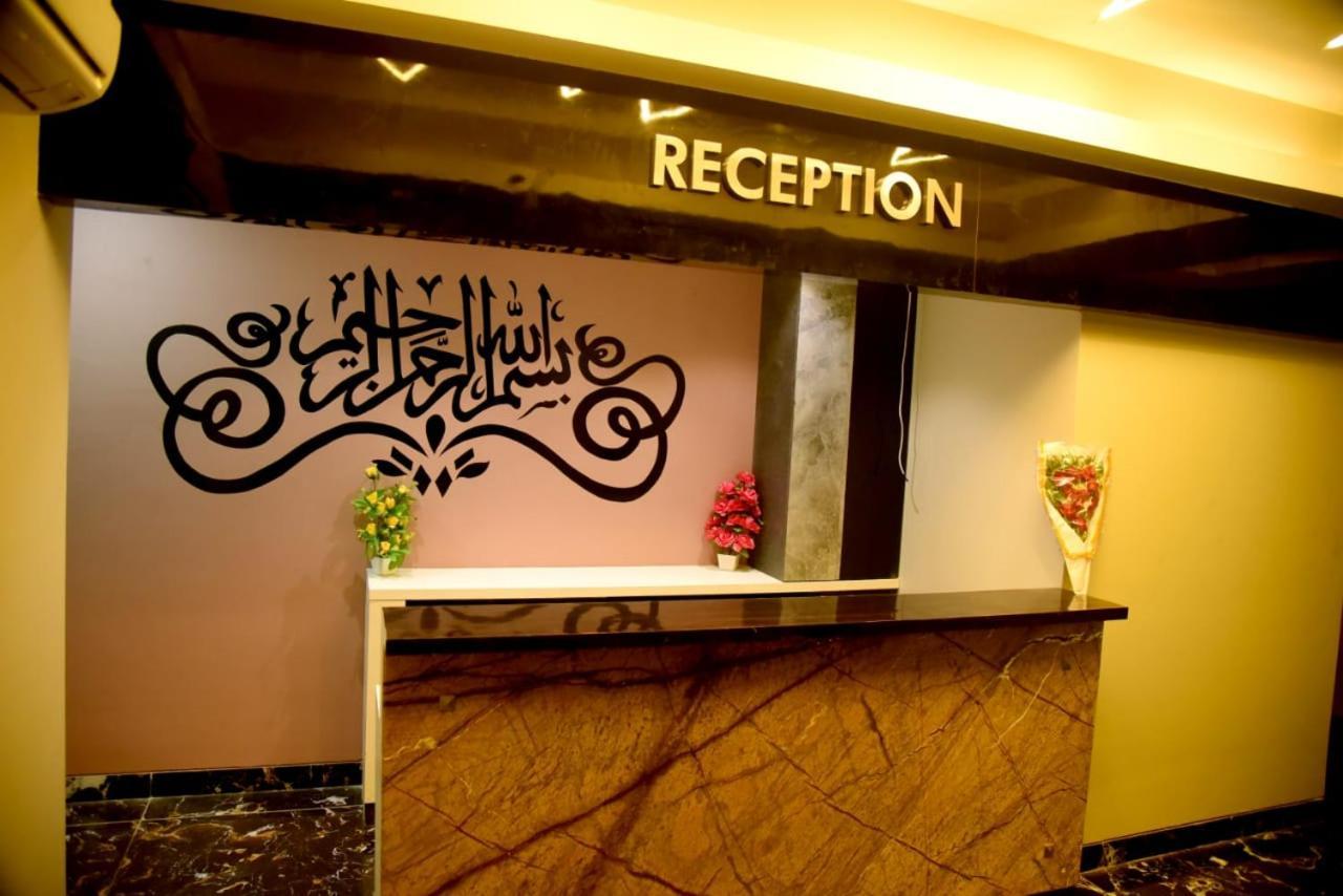 Charyana Hotel Ac Dormitory أحمد أباد المظهر الخارجي الصورة