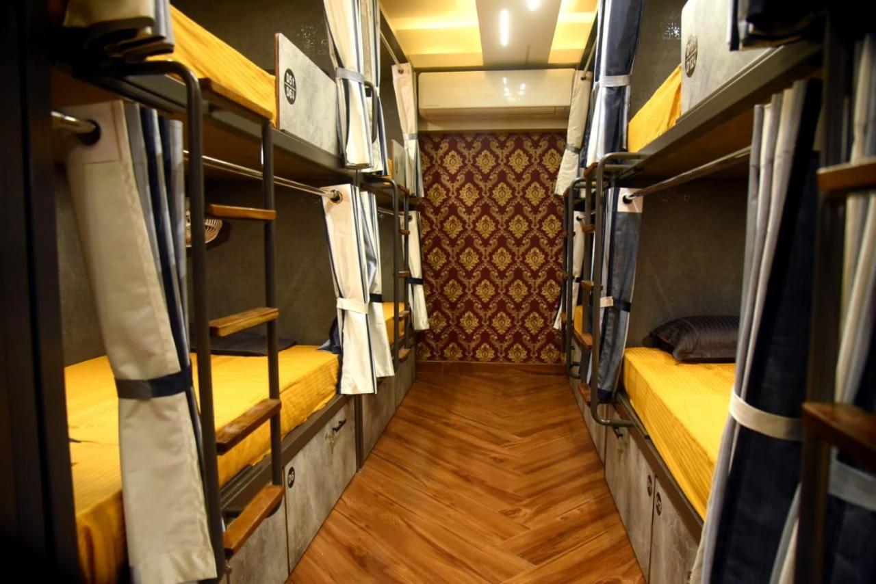 Charyana Hotel Ac Dormitory أحمد أباد المظهر الخارجي الصورة