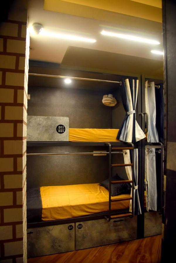Charyana Hotel Ac Dormitory أحمد أباد المظهر الخارجي الصورة