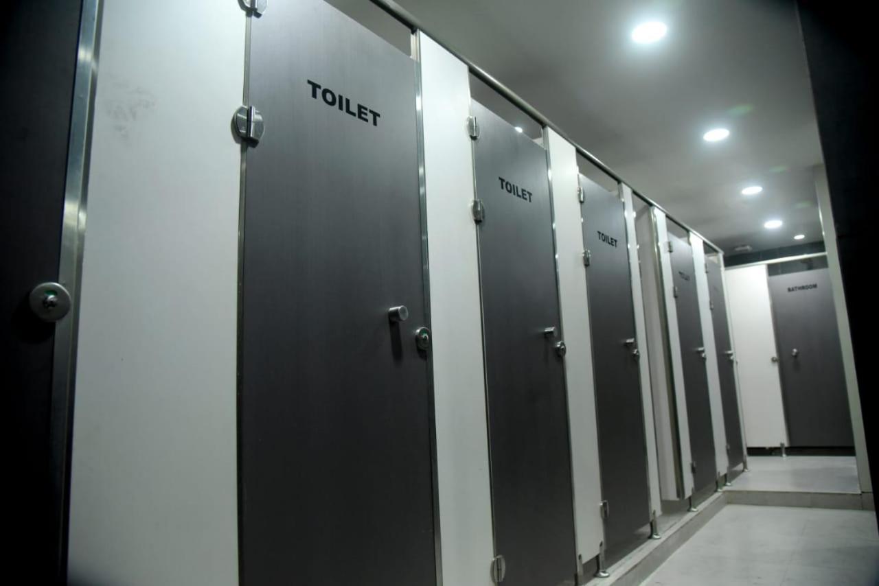 Charyana Hotel Ac Dormitory أحمد أباد المظهر الخارجي الصورة
