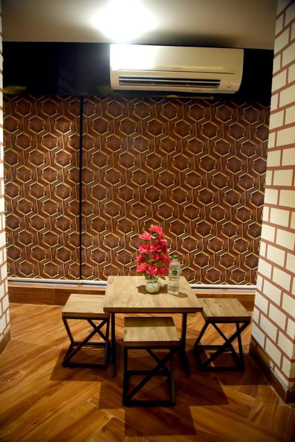 Charyana Hotel Ac Dormitory أحمد أباد المظهر الخارجي الصورة