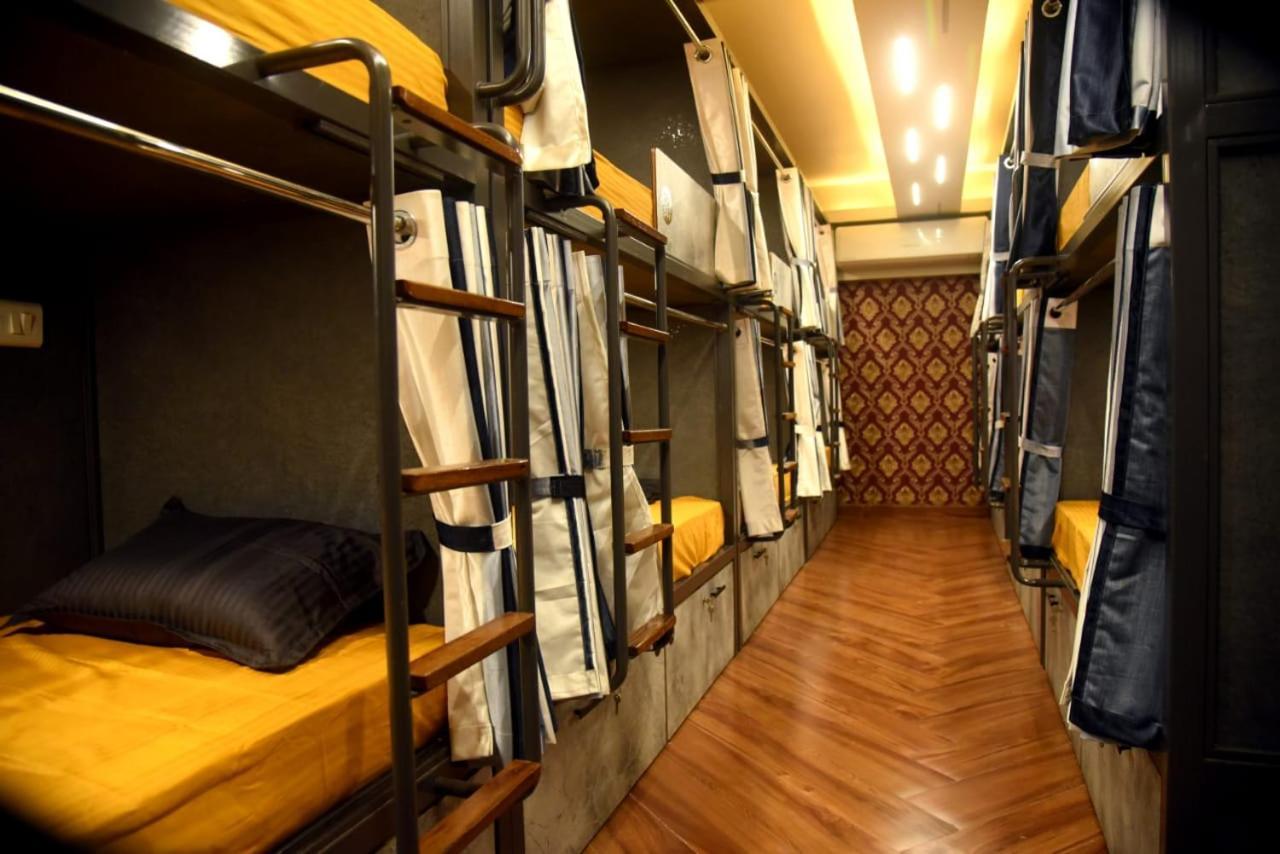 Charyana Hotel Ac Dormitory أحمد أباد المظهر الخارجي الصورة