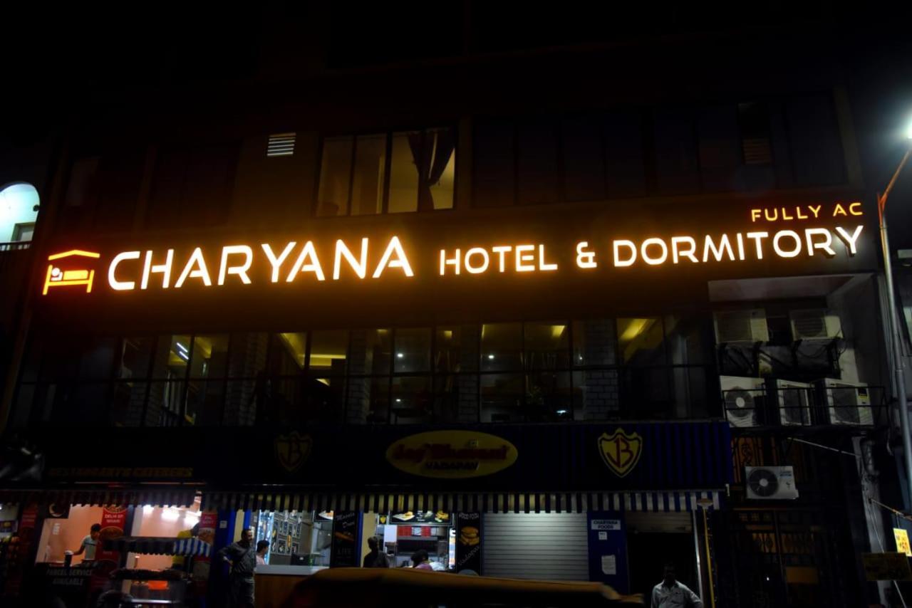 Charyana Hotel Ac Dormitory أحمد أباد المظهر الخارجي الصورة