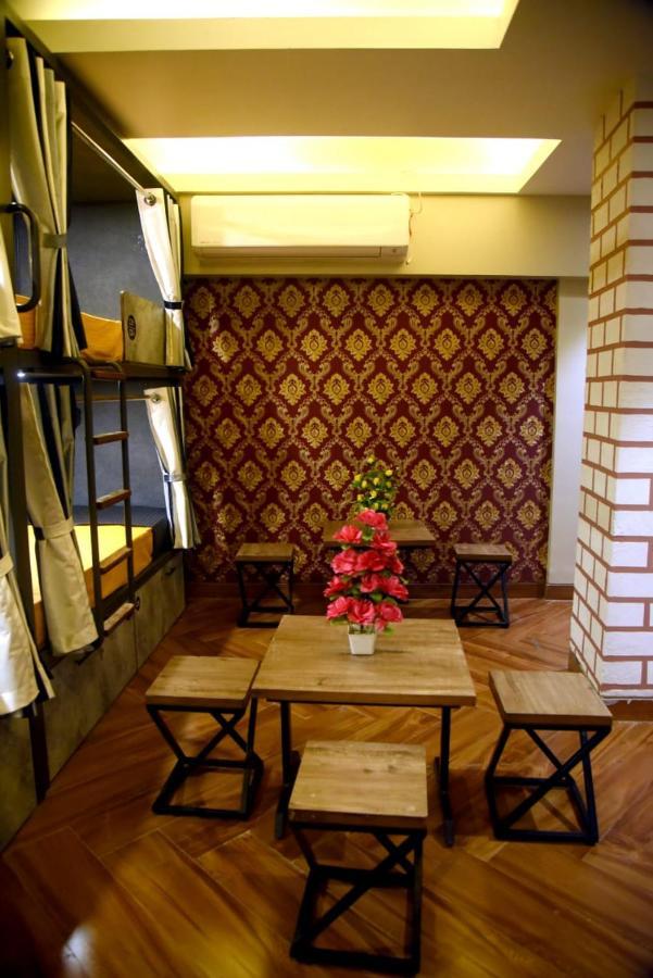 Charyana Hotel Ac Dormitory أحمد أباد المظهر الخارجي الصورة