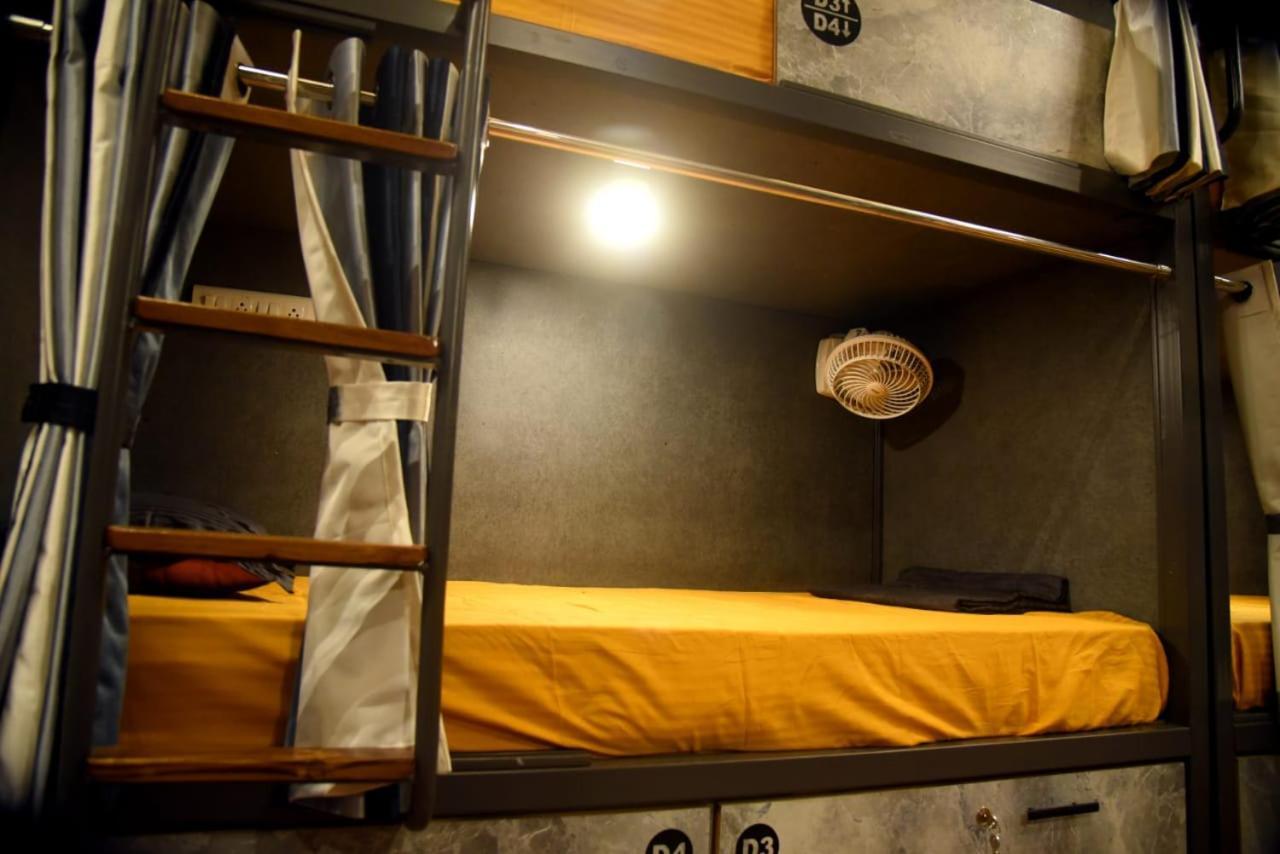 Charyana Hotel Ac Dormitory أحمد أباد المظهر الخارجي الصورة