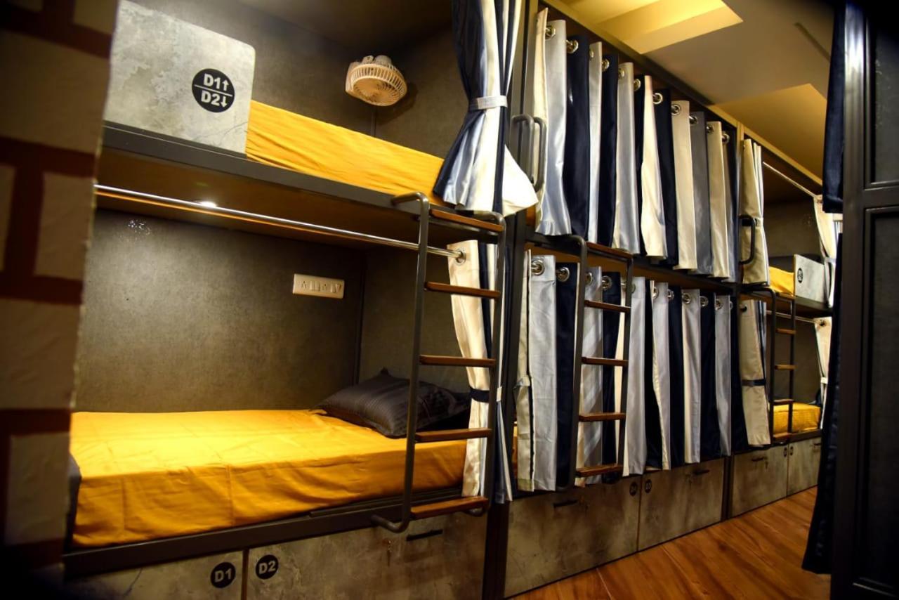 Charyana Hotel Ac Dormitory أحمد أباد المظهر الخارجي الصورة