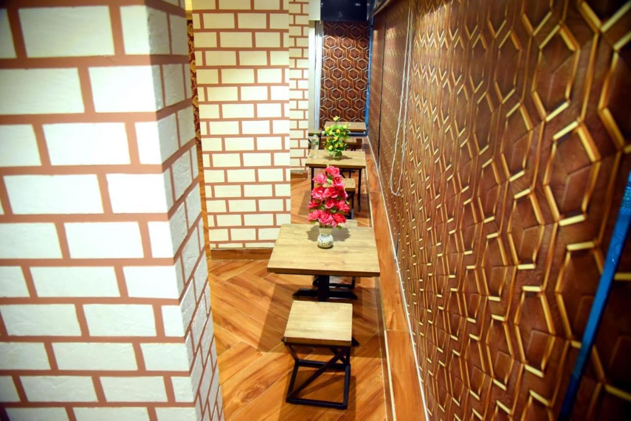 Charyana Hotel Ac Dormitory أحمد أباد المظهر الخارجي الصورة