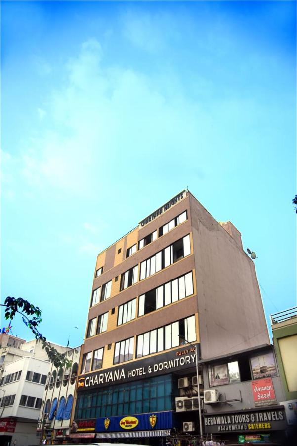 Charyana Hotel Ac Dormitory أحمد أباد المظهر الخارجي الصورة